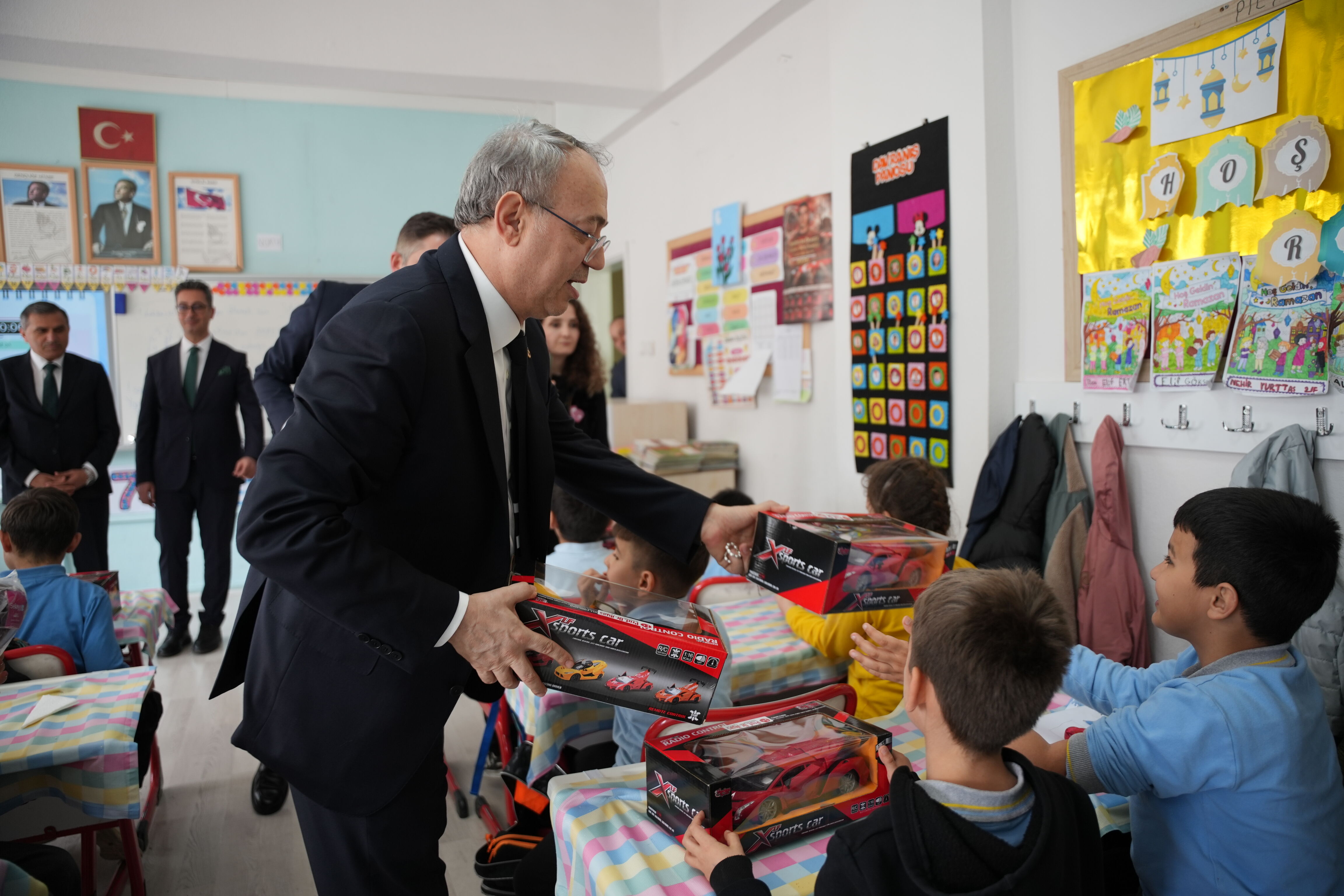 MHP'li İlyas Topsakal Ladik'te öğrencilerle buluştu!