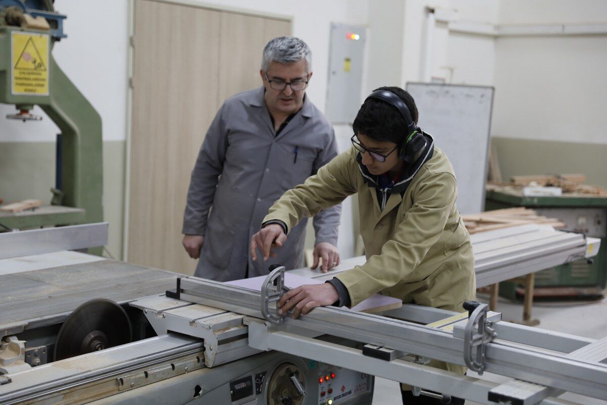 A A 20260426 41213812 41213808 M E S L E K L I S E S I O G R E N C I L E R I E S K I S I R A V E M A S A L A R I Y E N I U R U N L E R E D O N U S T U R U Y O R 1200X800