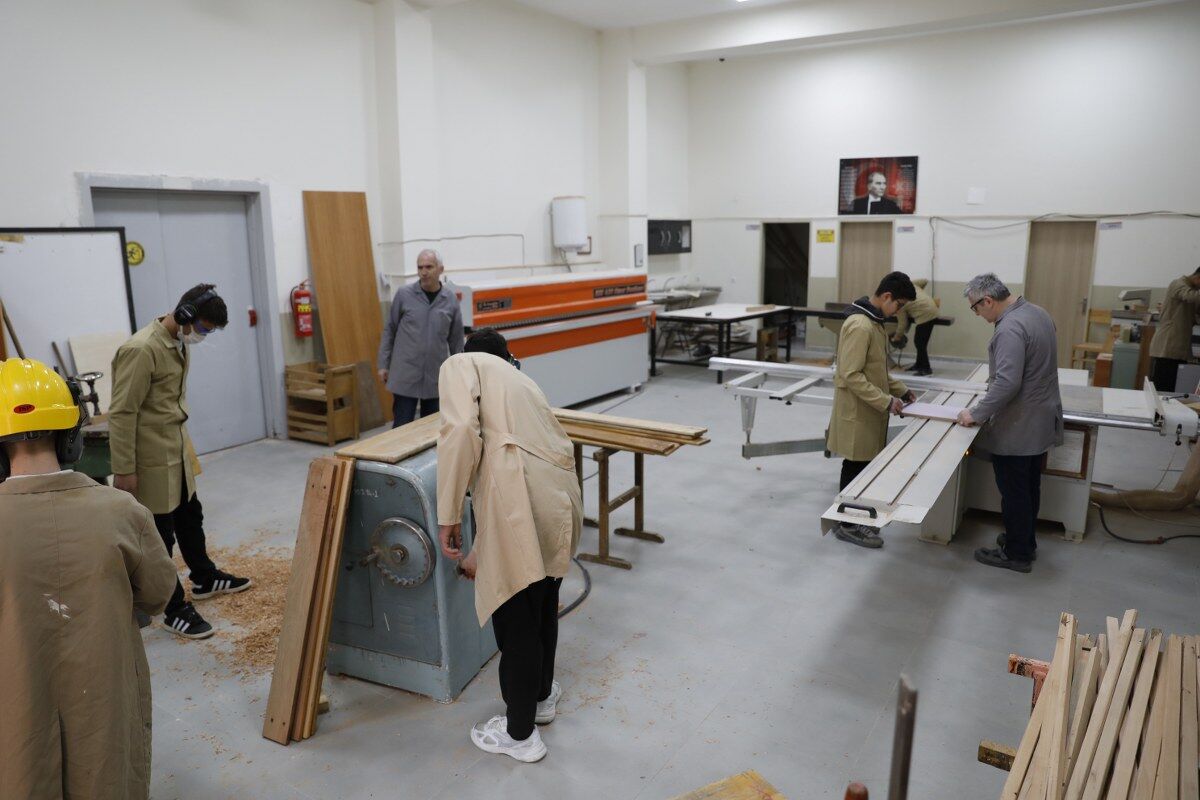 A A 20260426 41213812 41213809 M E S L E K L I S E S I O G R E N C I L E R I E S K I S I R A V E M A S A L A R I Y E N I U R U N L E R E D O N U S T U R U Y O R 1200X800