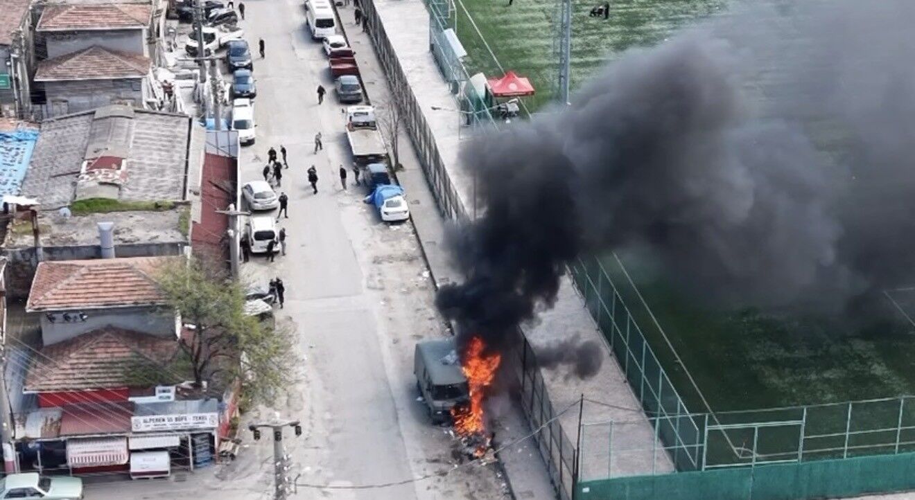 Samsun'da park halindeki minibüs alev aldı! Yangının nedeni şaşırttı