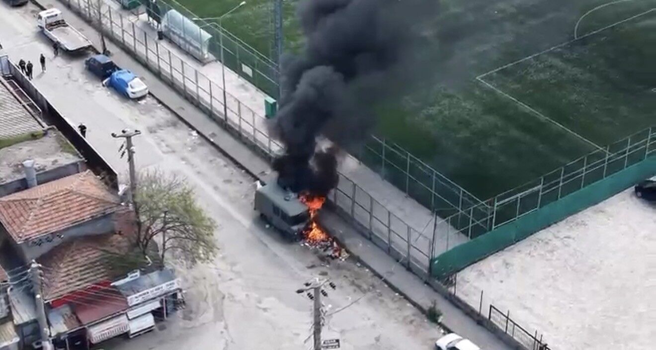 Samsun'da park halindeki minibüs alev aldı! Yangının nedeni şaşırttı