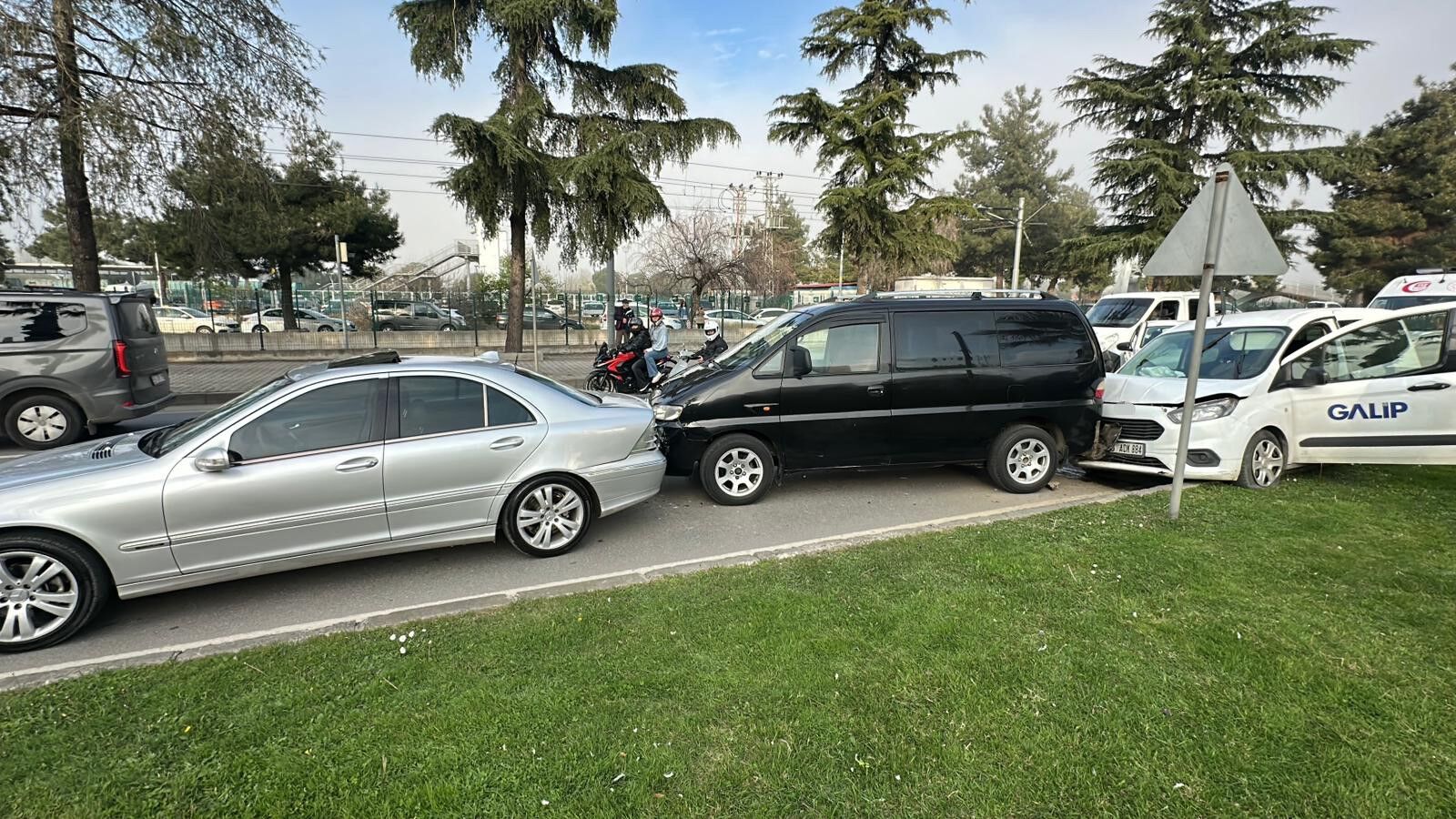 Samsun İlkadım'da 4 araç birbirine girdi!