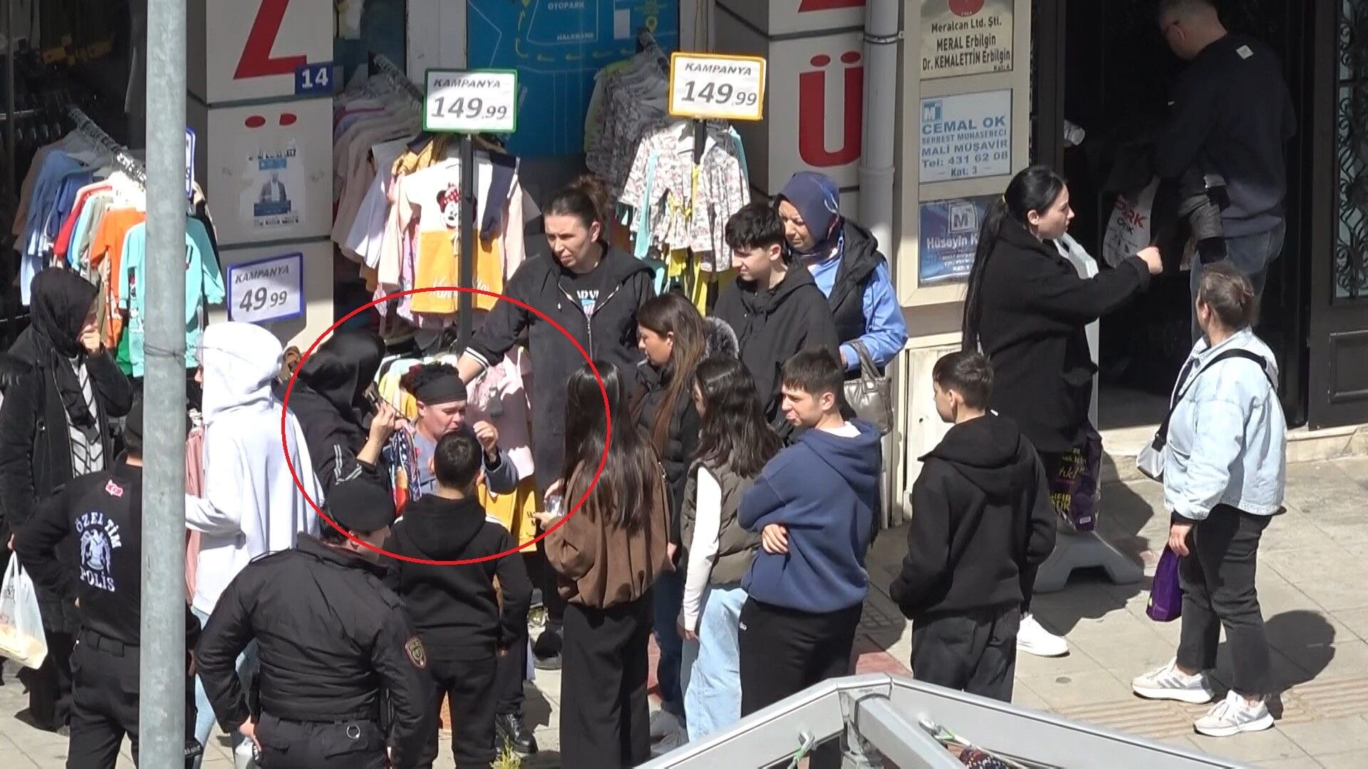 samsun haber: Samsun Cumhuriyet Meydanı'nda kadın kavgası!