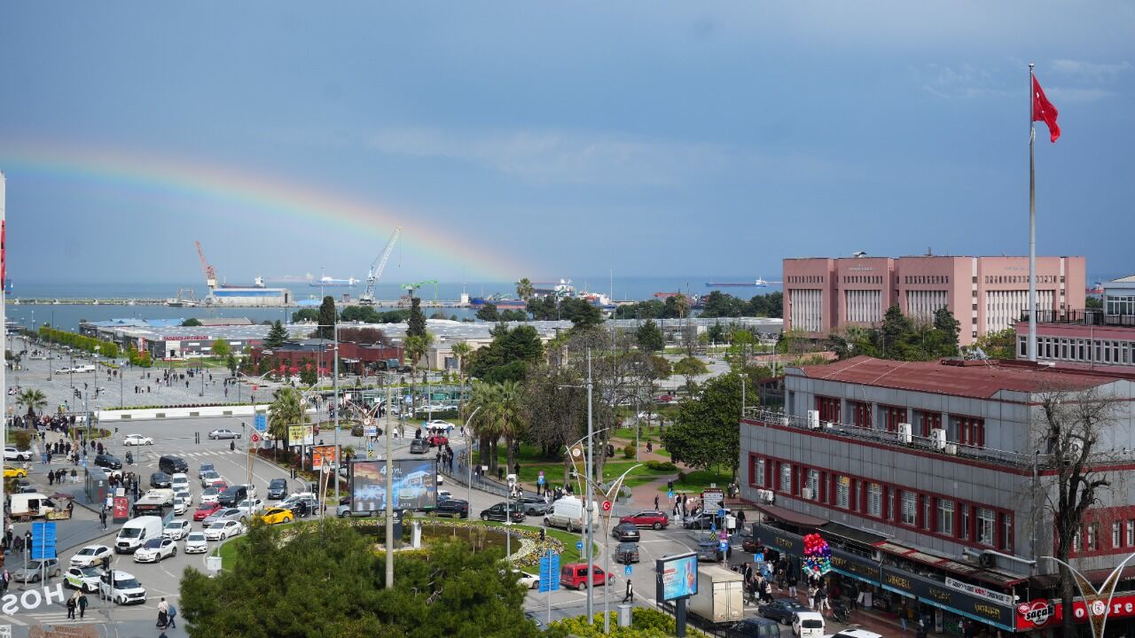 Samsun’da deniz üzerinde gökkuşağı büyüledi!