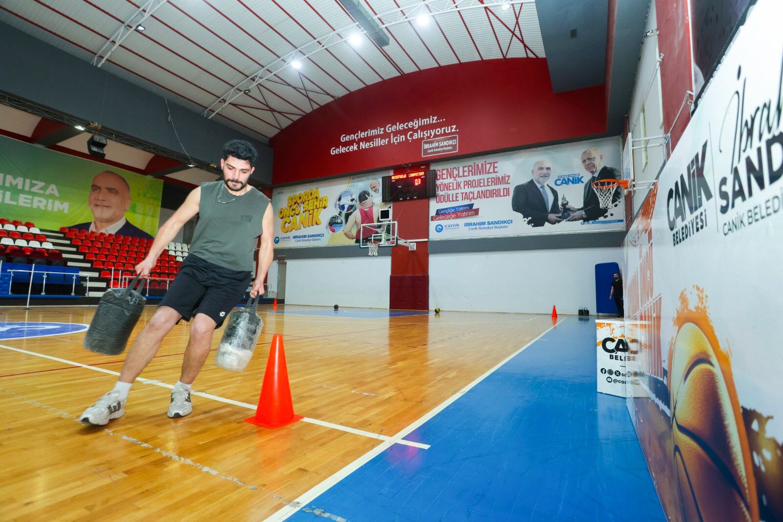 Canik Belediyesi’nden gençlere büyük destek