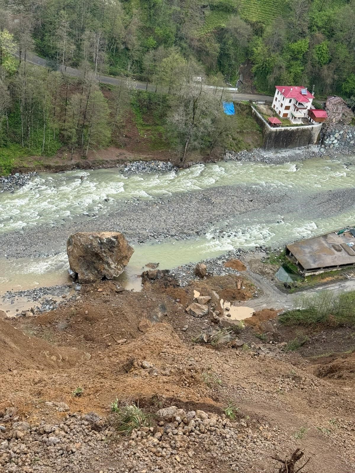 Rize’de korkutan heyelan! Dev kaya dereye düştü