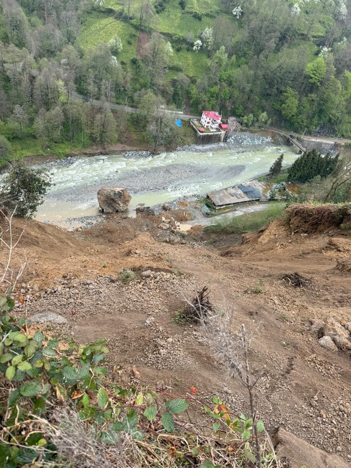 Rize’de korkutan heyelan! Dev kaya dereye düştü