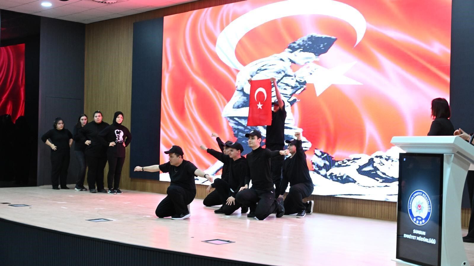 samsun haber: Samsun'da özel öğrencilerden polislere anlamlı gösteri