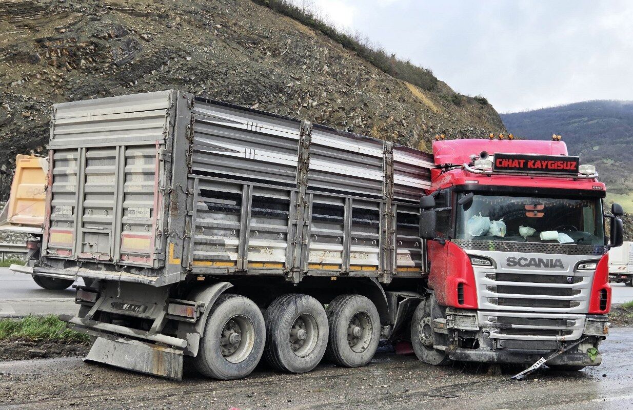 Samsun'da kaygan yol faciaya dönüşüyordu! Tır makasladı