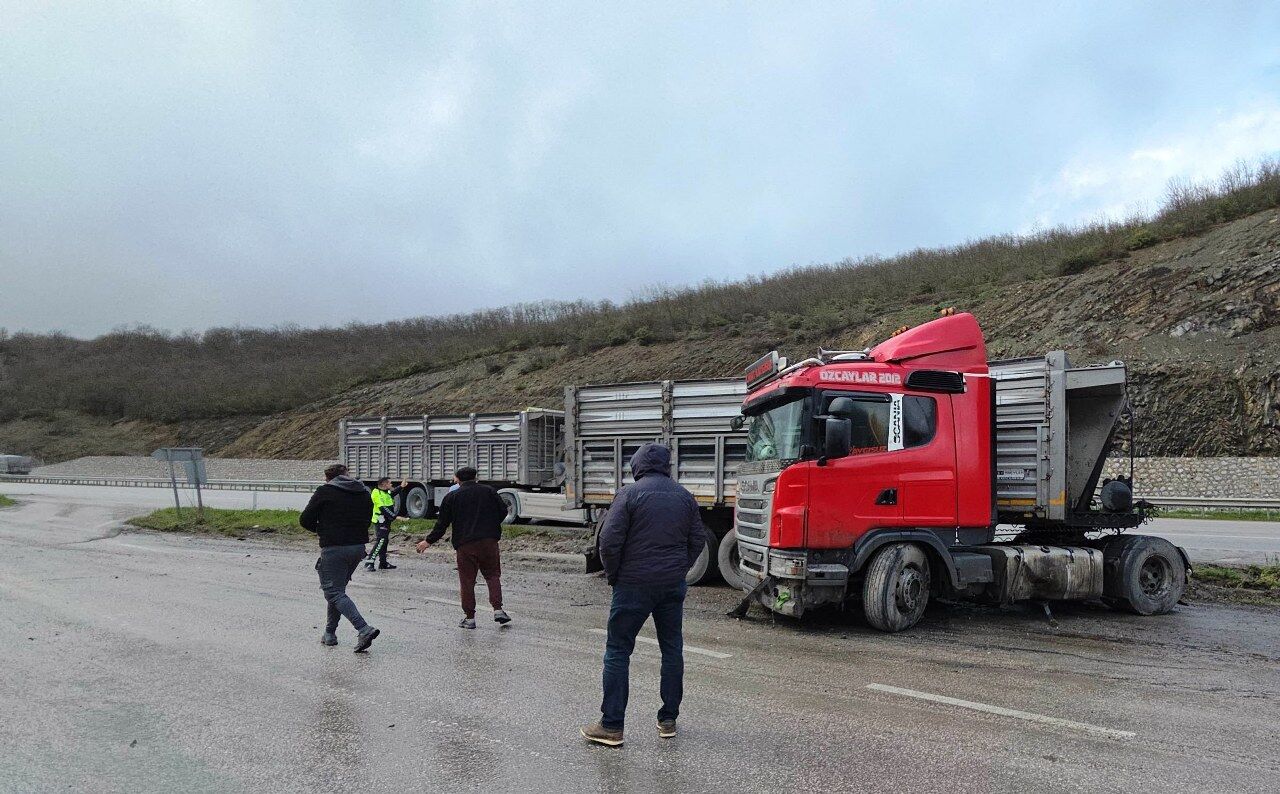 Samsun'da kaygan yol faciaya dönüşüyordu! Tır makasladı
