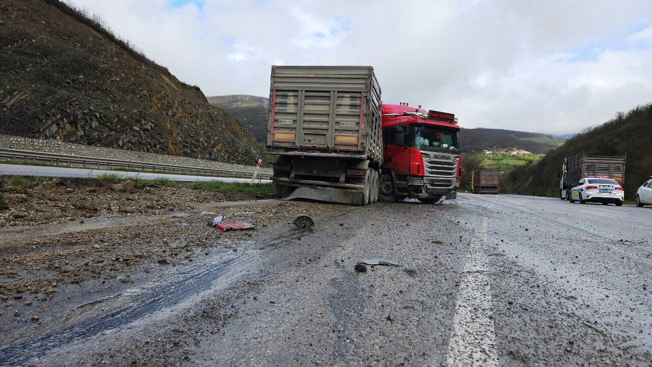 Samsun'da kaygan yol faciaya dönüşüyordu! Tır makasladı