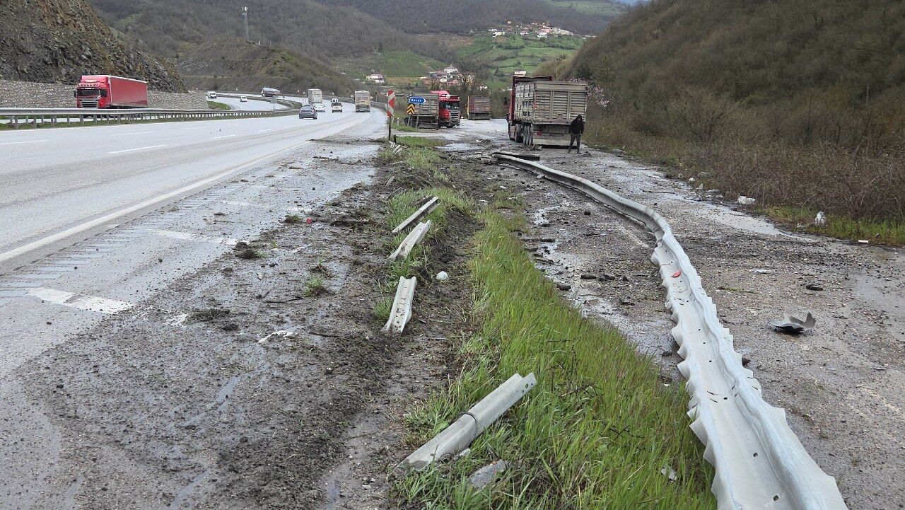 Samsun'da kaygan yol faciaya dönüşüyordu! Tır makasladı
