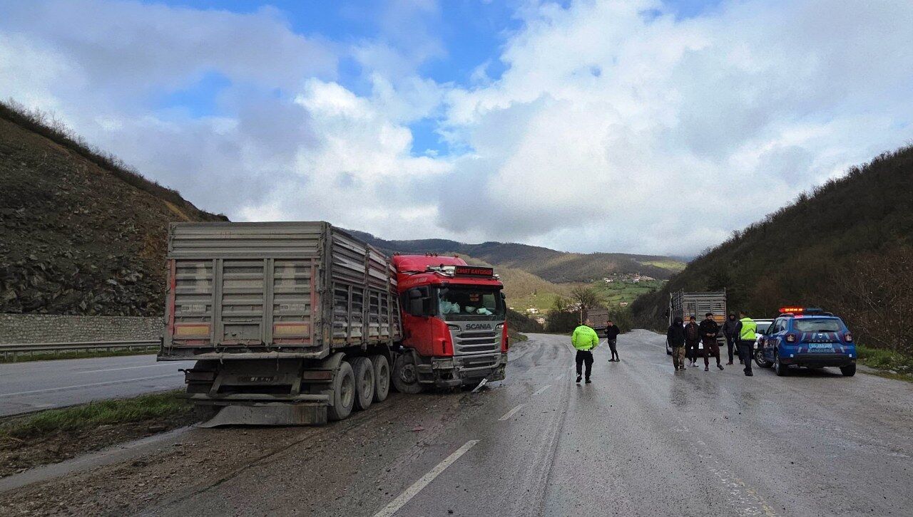 Samsun'da kaygan yol faciaya dönüşüyordu! Tır makasladı