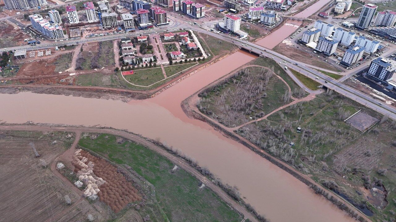 Kızılırmak kızıla büründü! Doğa olayı hayran bıraktı