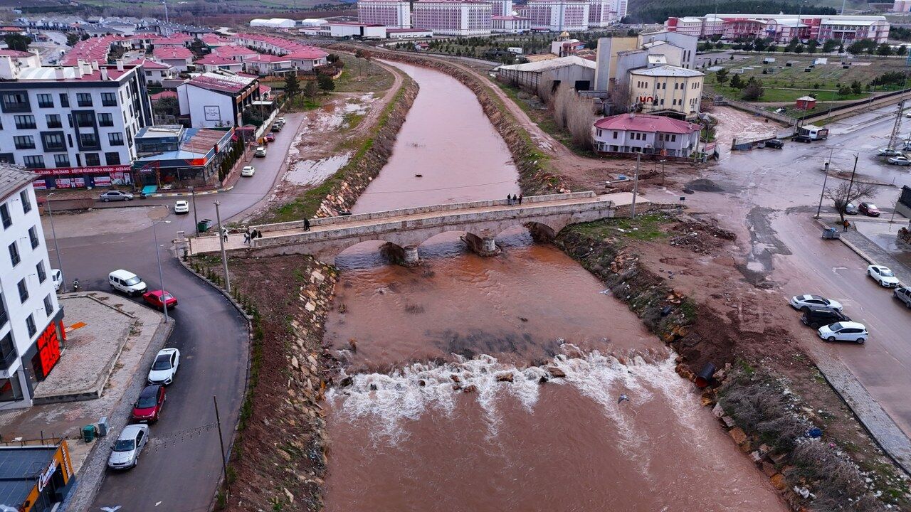 Kızılırmak kızıla büründü! Doğa olayı hayran bıraktı