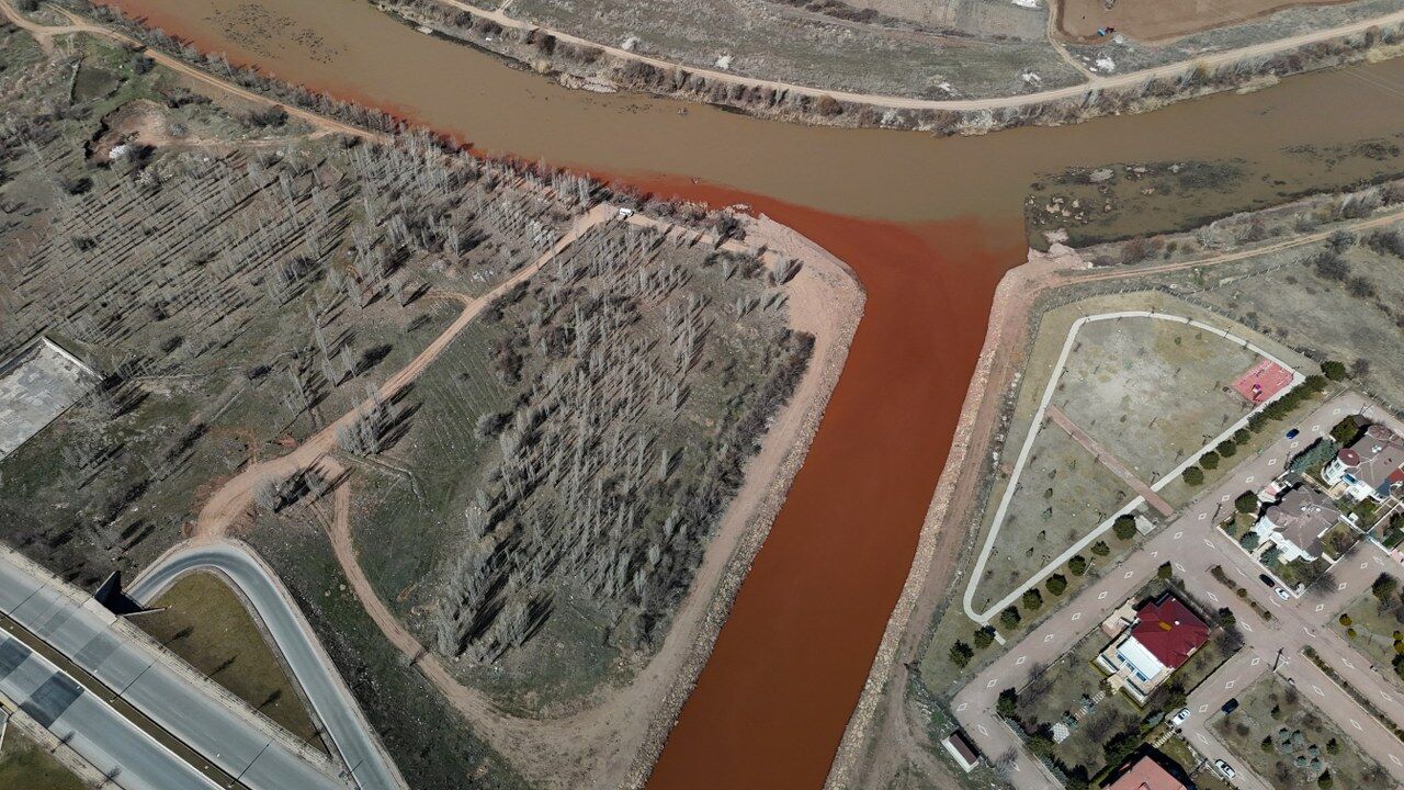 Kızılırmak kızıla büründü! Doğa olayı hayran bıraktı
