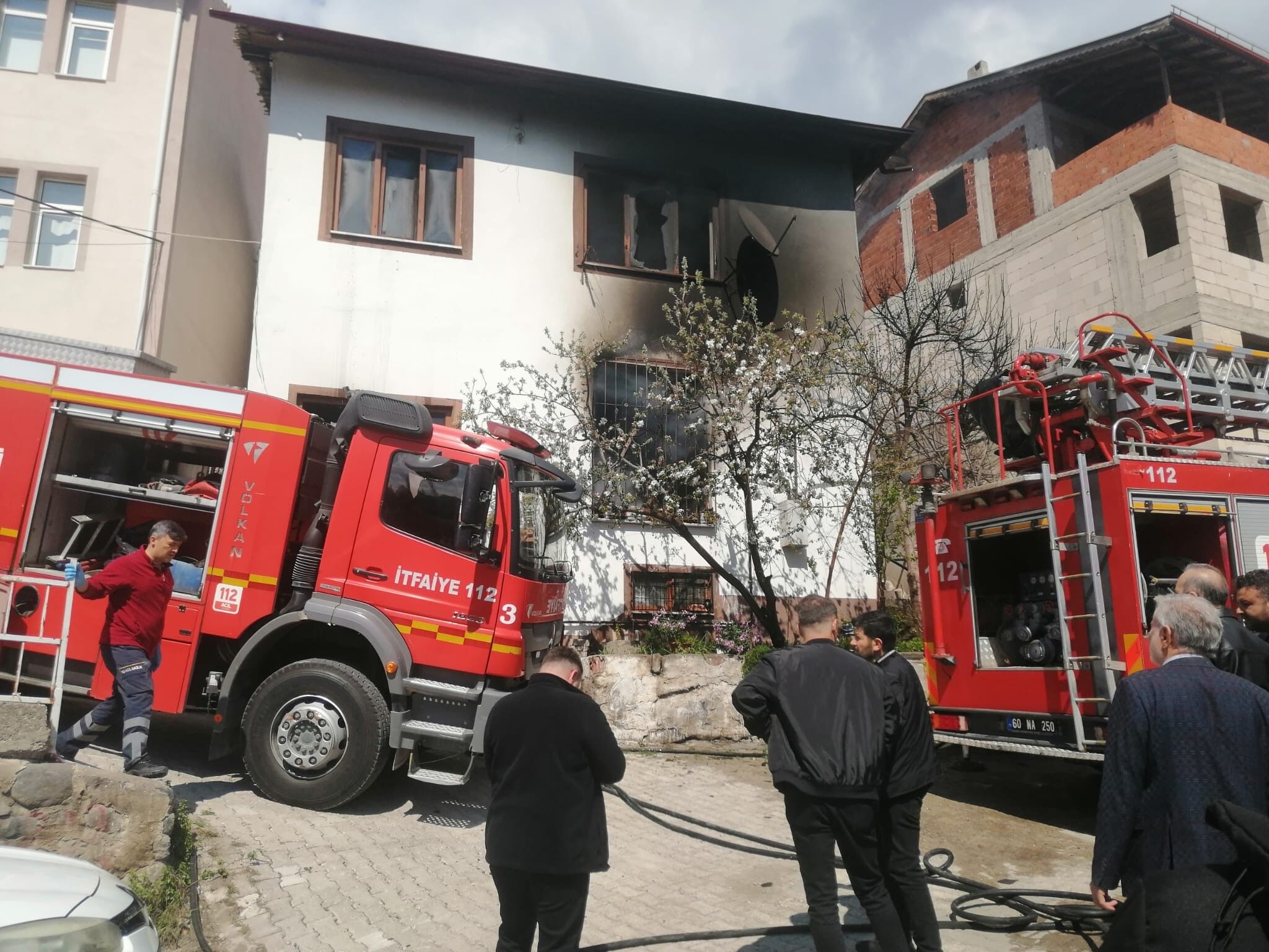 Tokat'ta alevlerin ortasına daldı! Yardım etmek isterken canından oluyordu