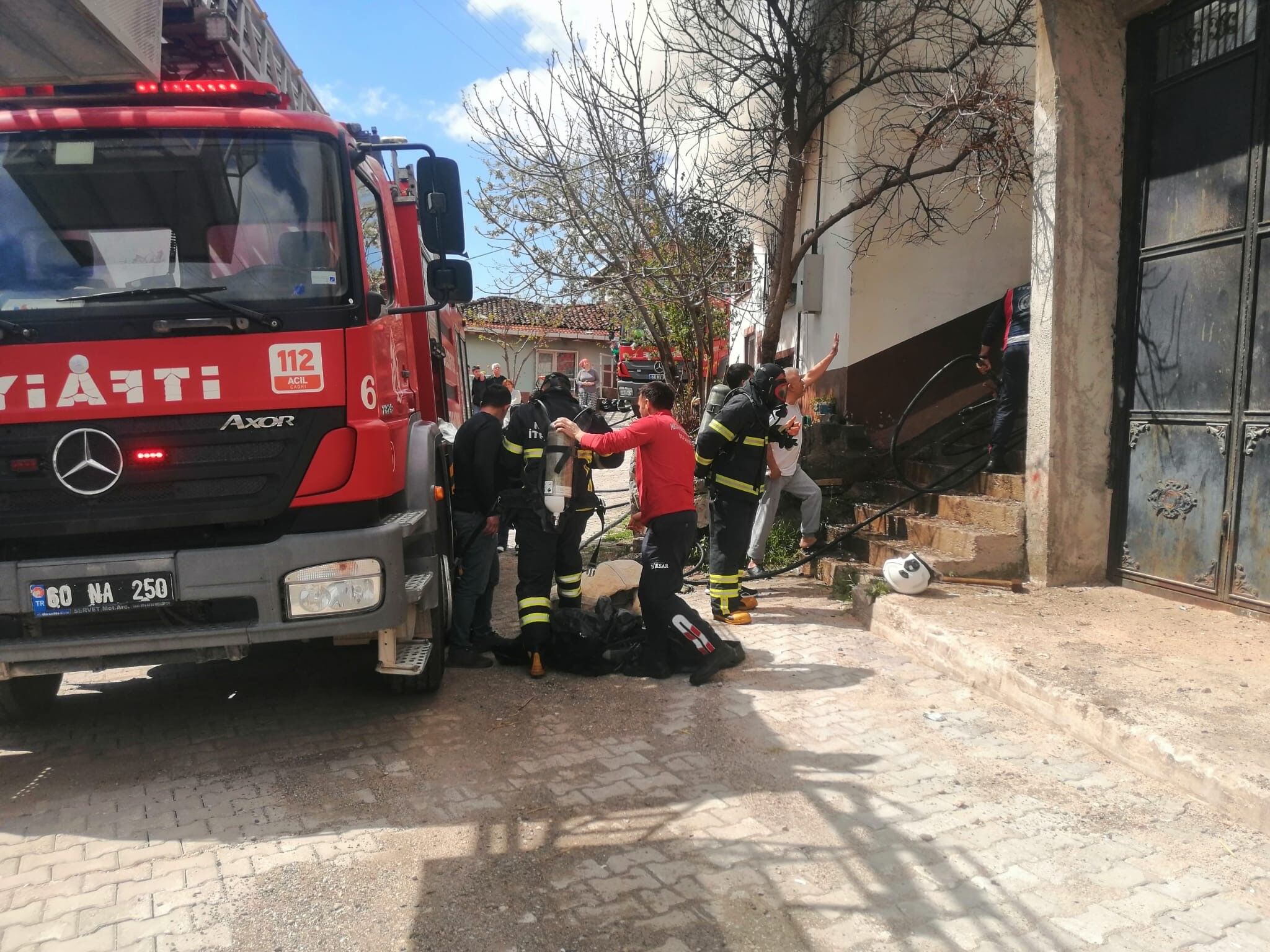 Tokat'ta alevlerin ortasına daldı! Yardım etmek isterken canından oluyordu