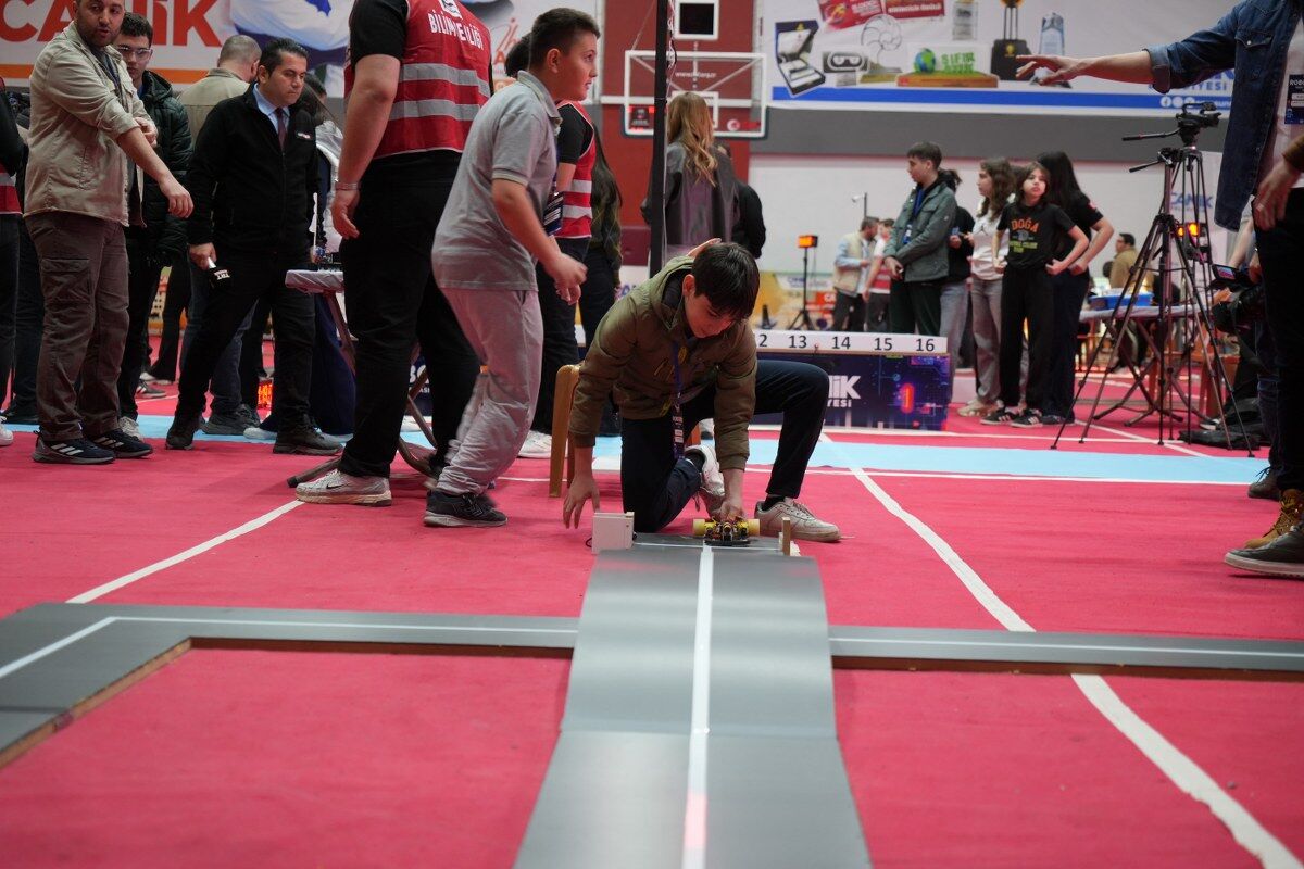 Samsun'da teknoloji rüzgarı! Robotlar birincilik için yarıştı