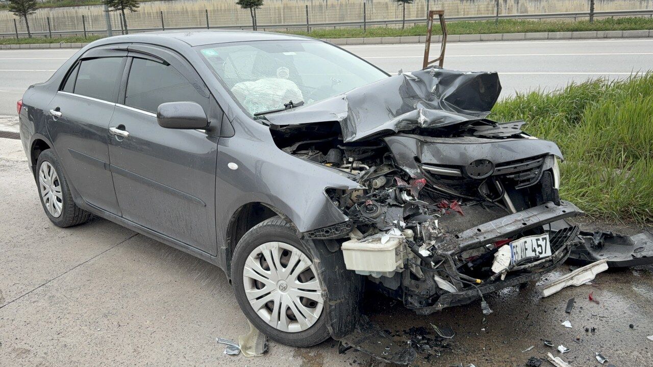 Samsun'da otomobil tıra çarptı! Felaket kıl payı atlatıldı