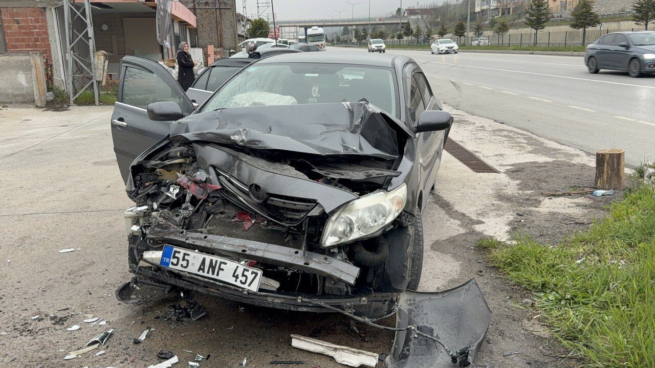 Samsun'da otomobil tıra çarptı! Felaket kıl payı atlatıldı