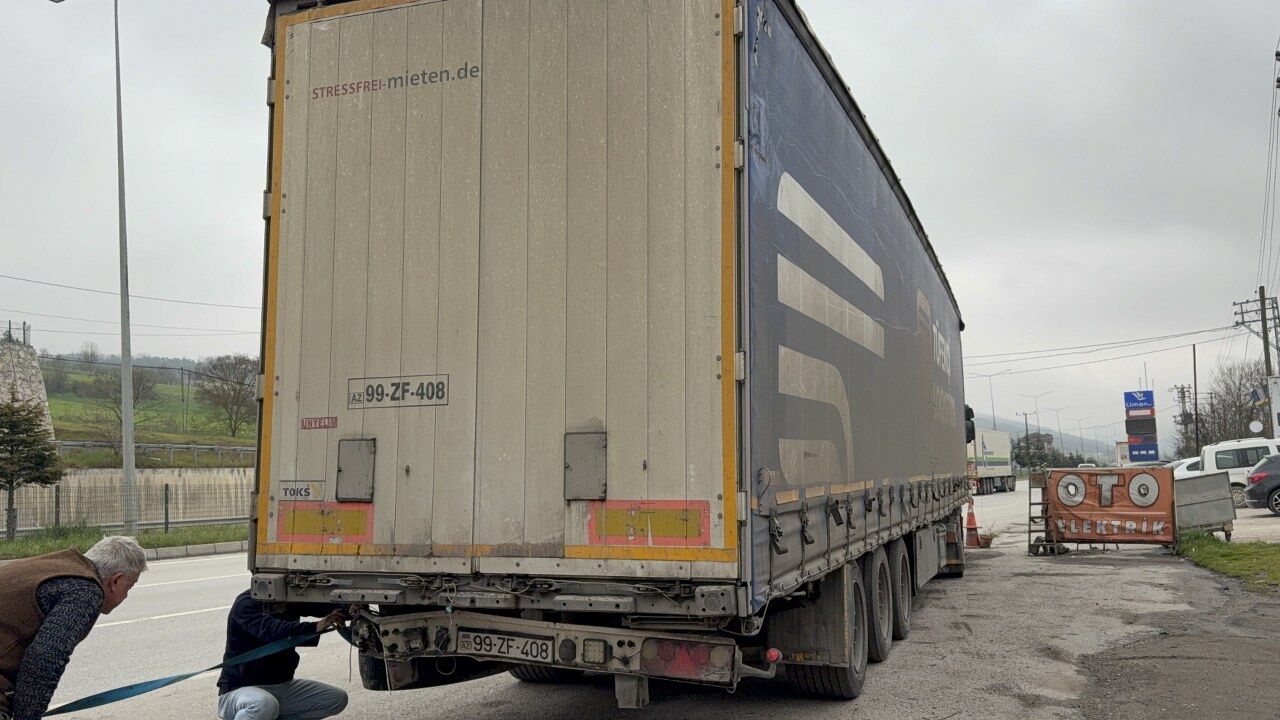 Samsun'da otomobil tıra çarptı! Felaket kıl payı atlatıldı