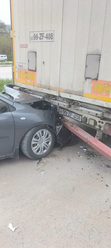 Samsun'da otomobil tıra çarptı! Felaket kıl payı atlatıldı