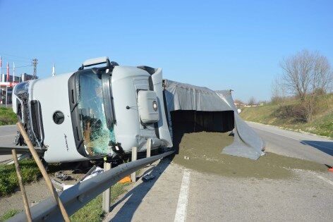samsun haber: Havza’da tır kazası trafiği felç etti! Yol maden cevheriyle kaplandı 