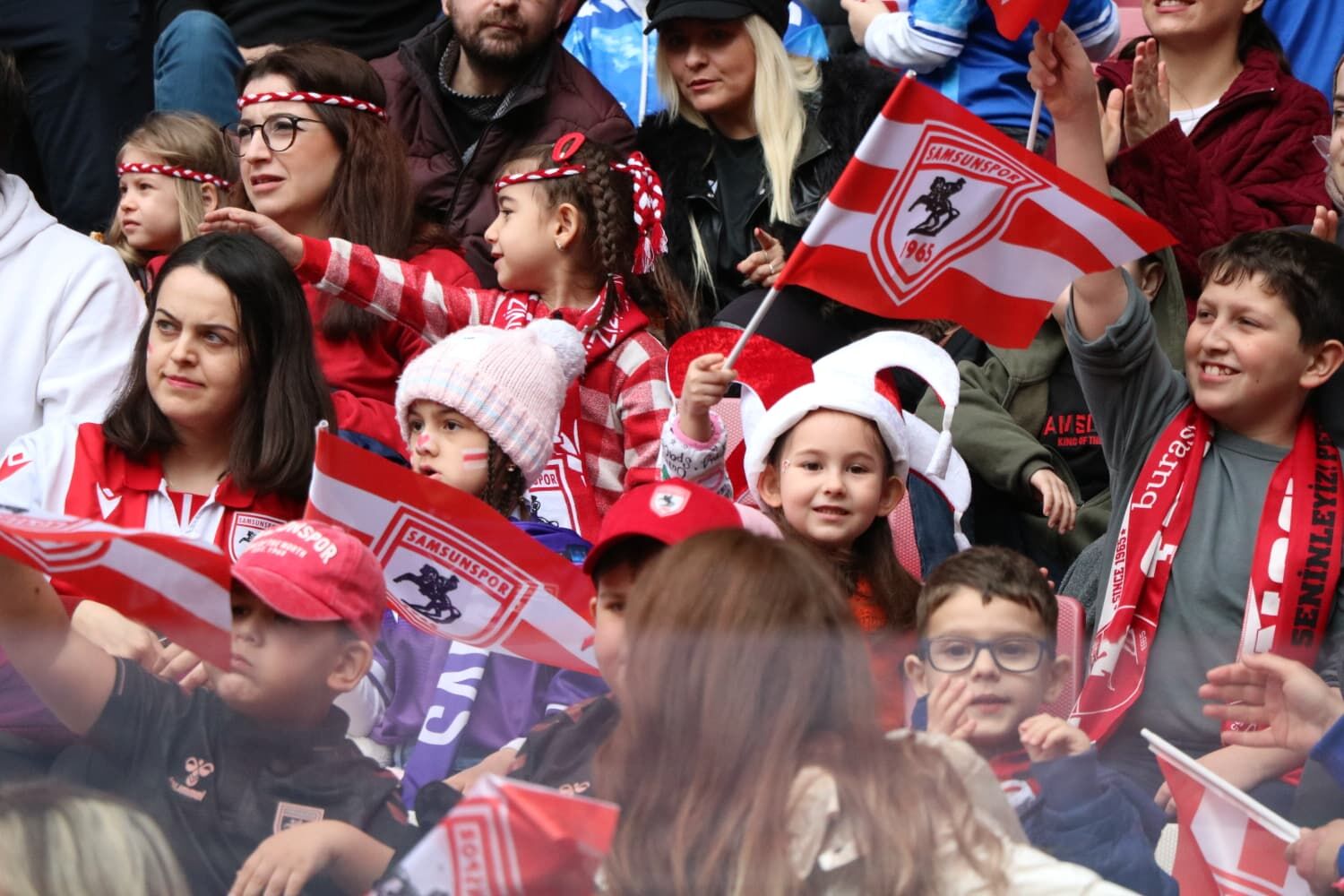 Minik kalpler, büyük coşku: Samsunspor tribünlerinde renkli görüntüler