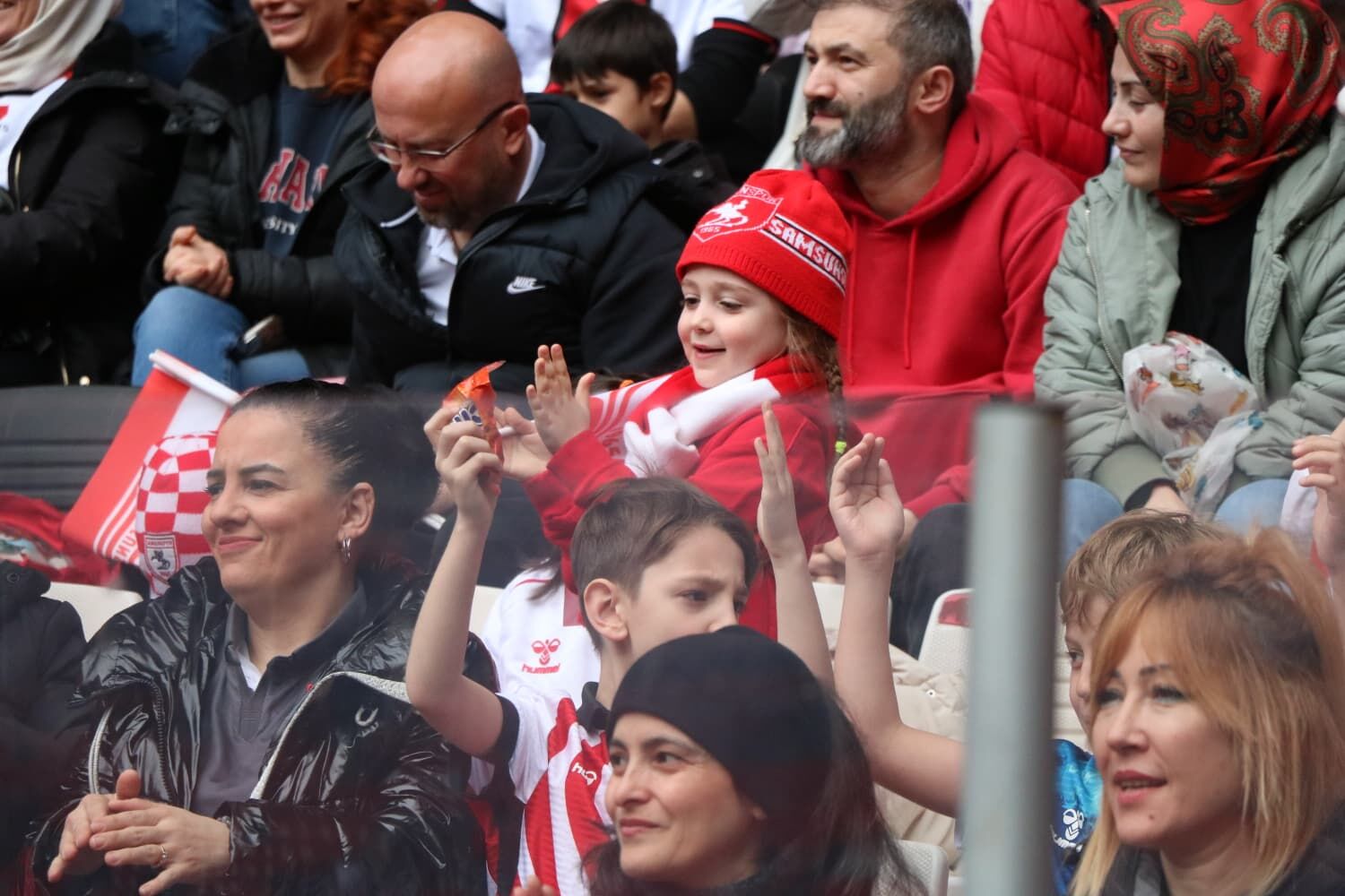 Minik kalpler, büyük coşku: Samsunspor tribünlerinde renkli görüntüler