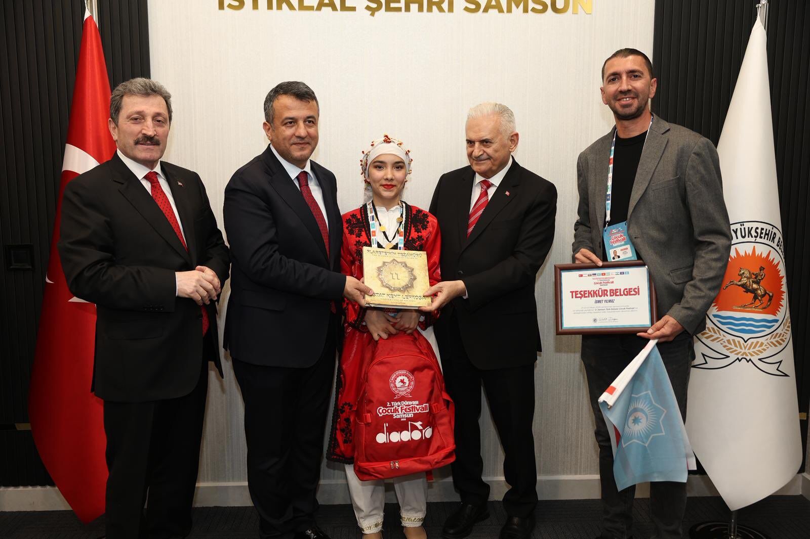 Eski Başbakan Binali Yıldırım’dan Samsun’daki çocuk festivaline övgü