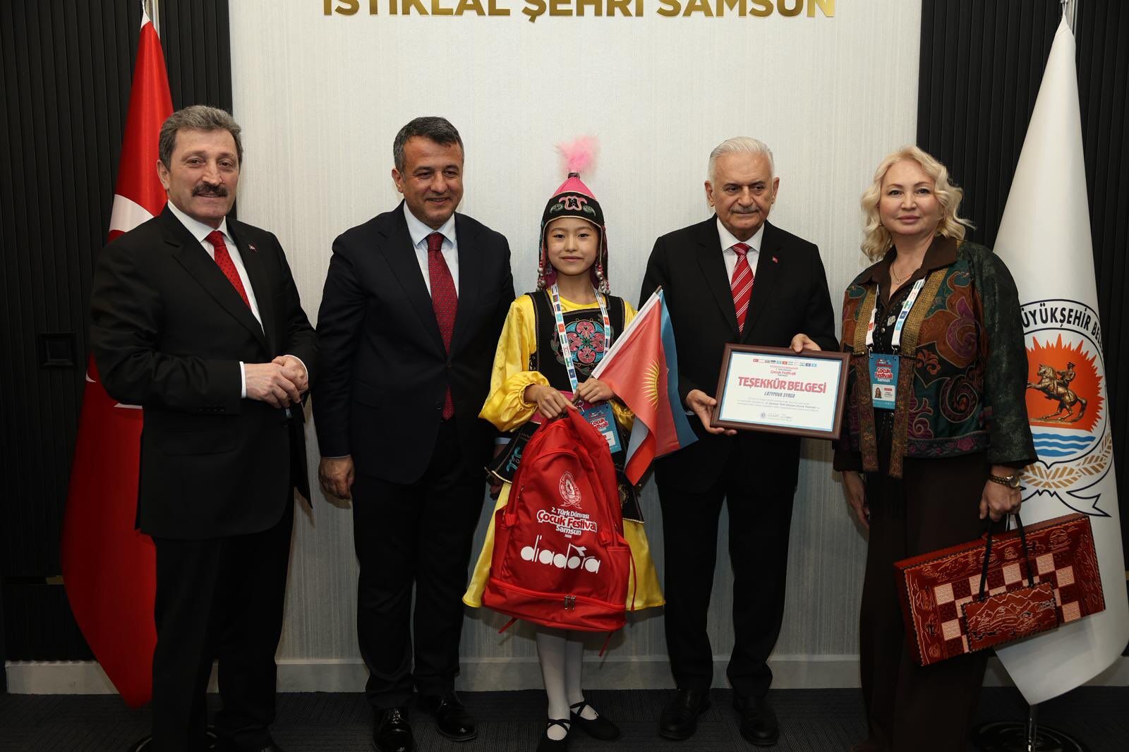 Eski Başbakan Binali Yıldırım’dan Samsun’daki çocuk festivaline övgü