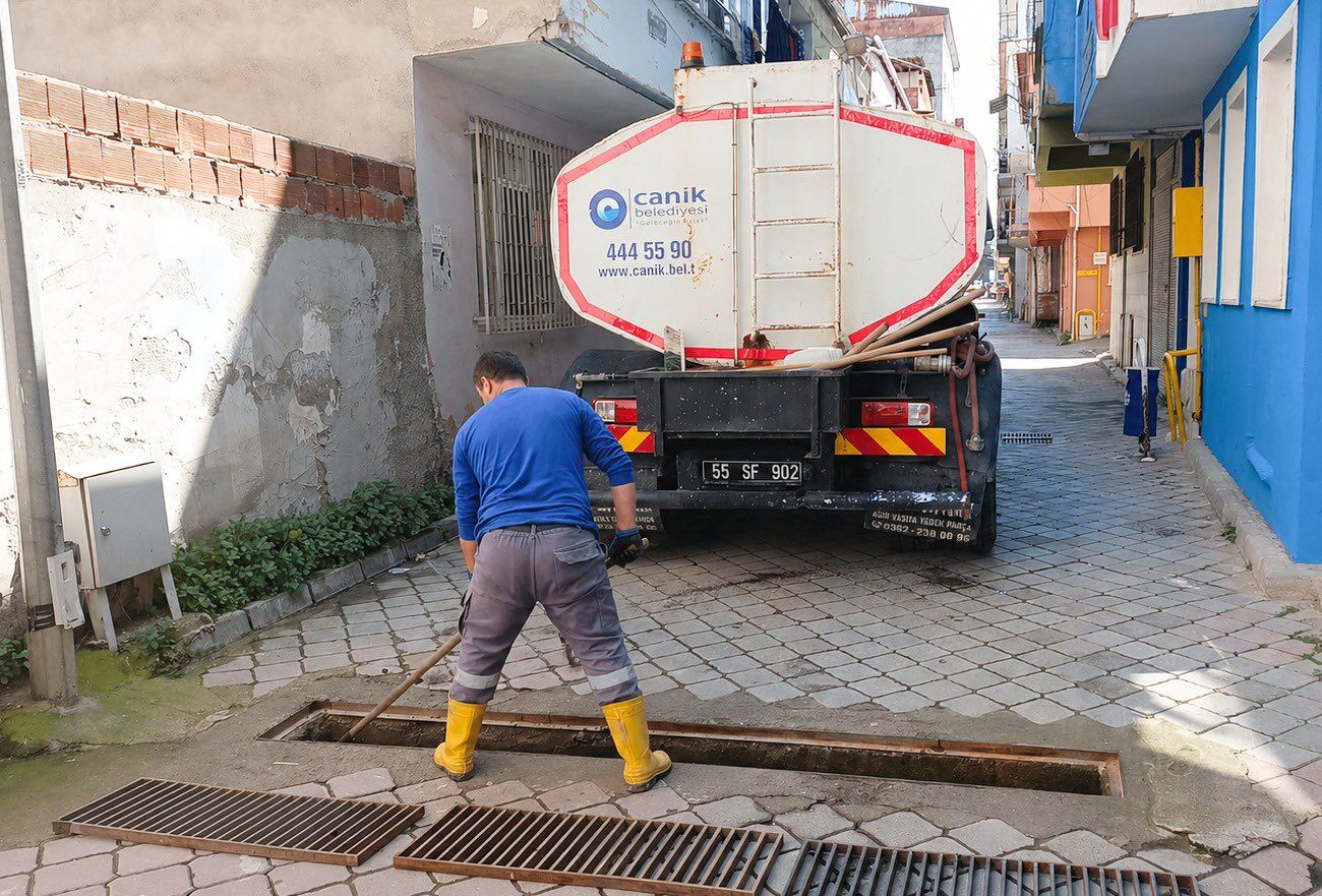 Canik’te sokak sokak mazgal temizliği