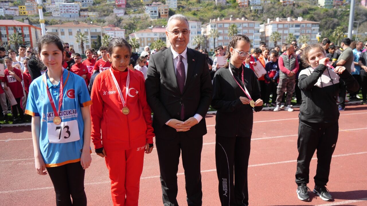 Samsunda Ozel Sporcular Sahnede 15426 Kapak