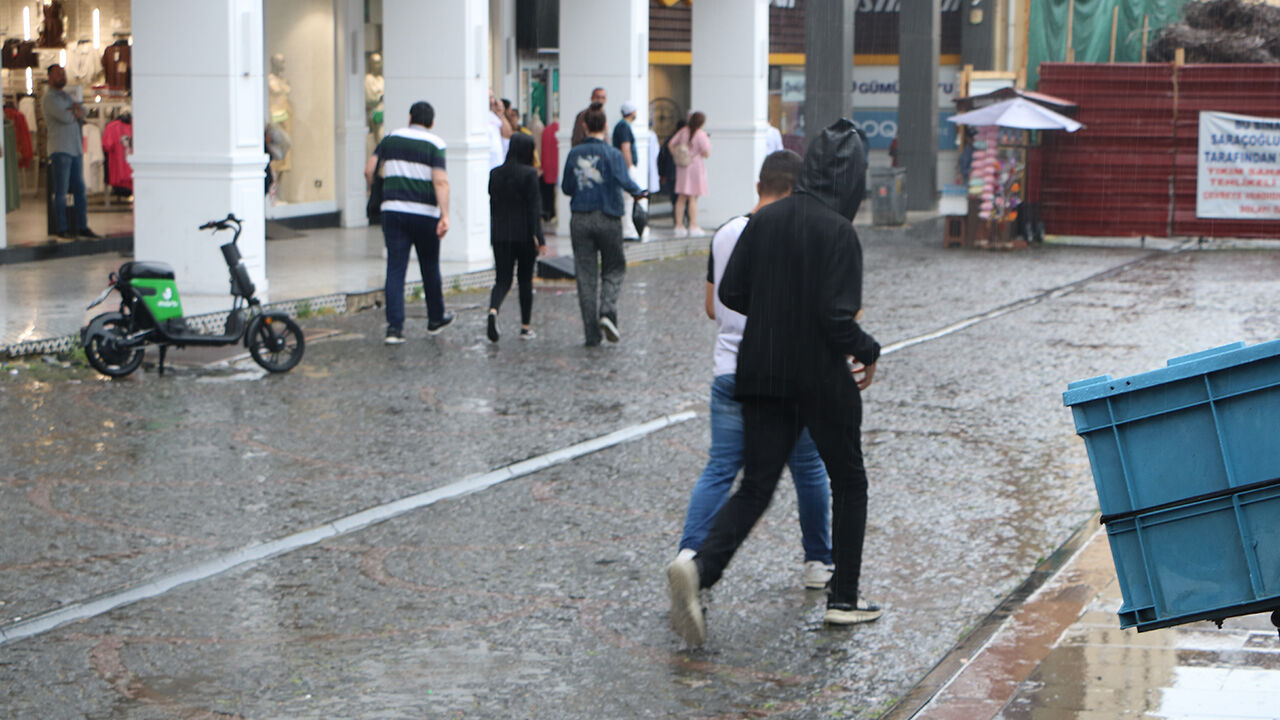 Şemsiyesiz Çıkmayın! Samsun'a Gök Gürültülü Sağanak Uyarısı 1