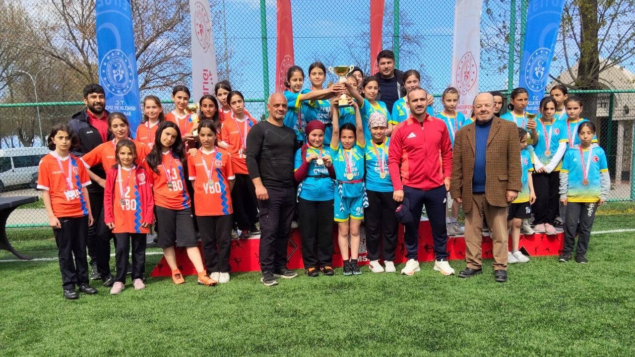 samsun haber Vezirköprü’de sporun yıldızı! Firdevs Yılmaz’dan çifte başarı