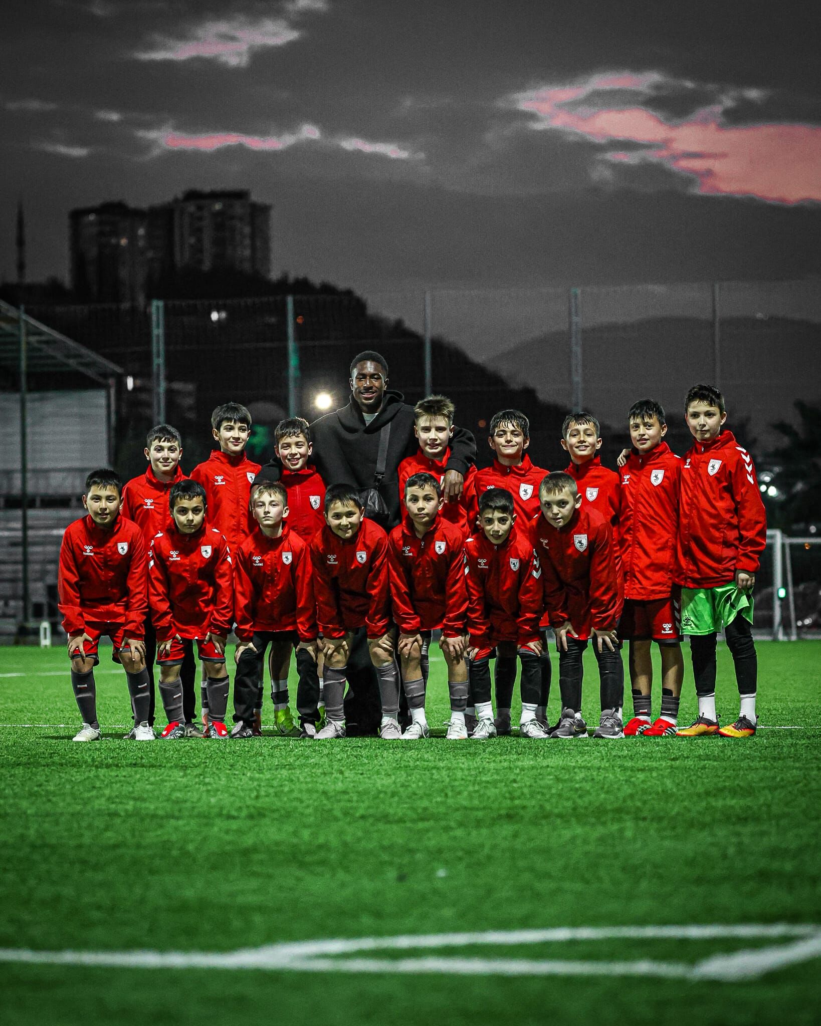 samsunspor haber. Samsunsporlu Joe Mendes gençlere ilham oldu