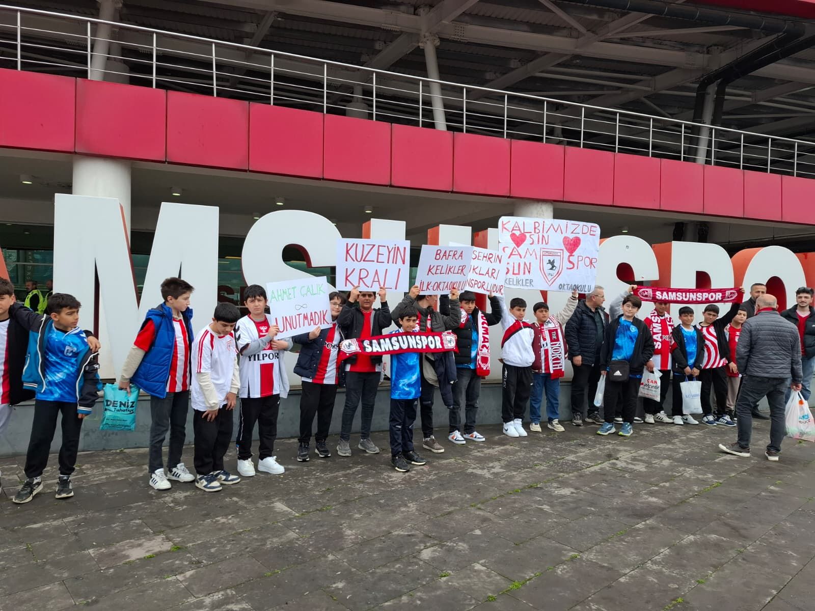 Minik kalpler, büyük coşku: Samsunspor tribünlerinde renkli görüntüler