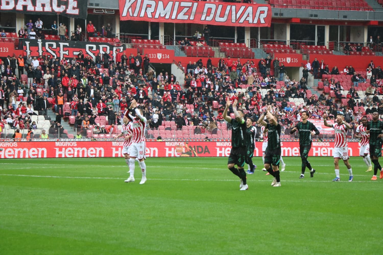 Tribünlerde dostluk rüzgarı: Samsun ve Konya el ele!