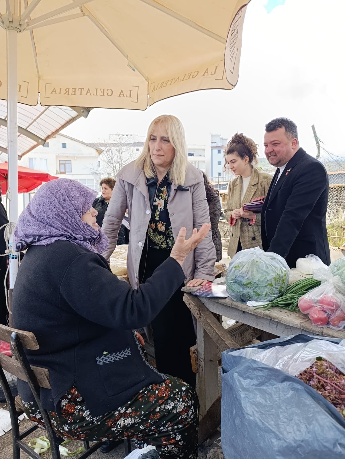 CHP Yakakent’te sahaya indi: Pazar yeri eleştirisi