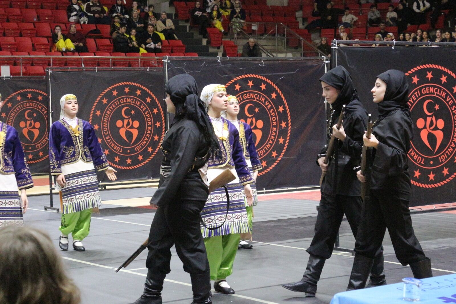 Samsun'da halk oyunları coşkusu! 550 sporcu sahnede