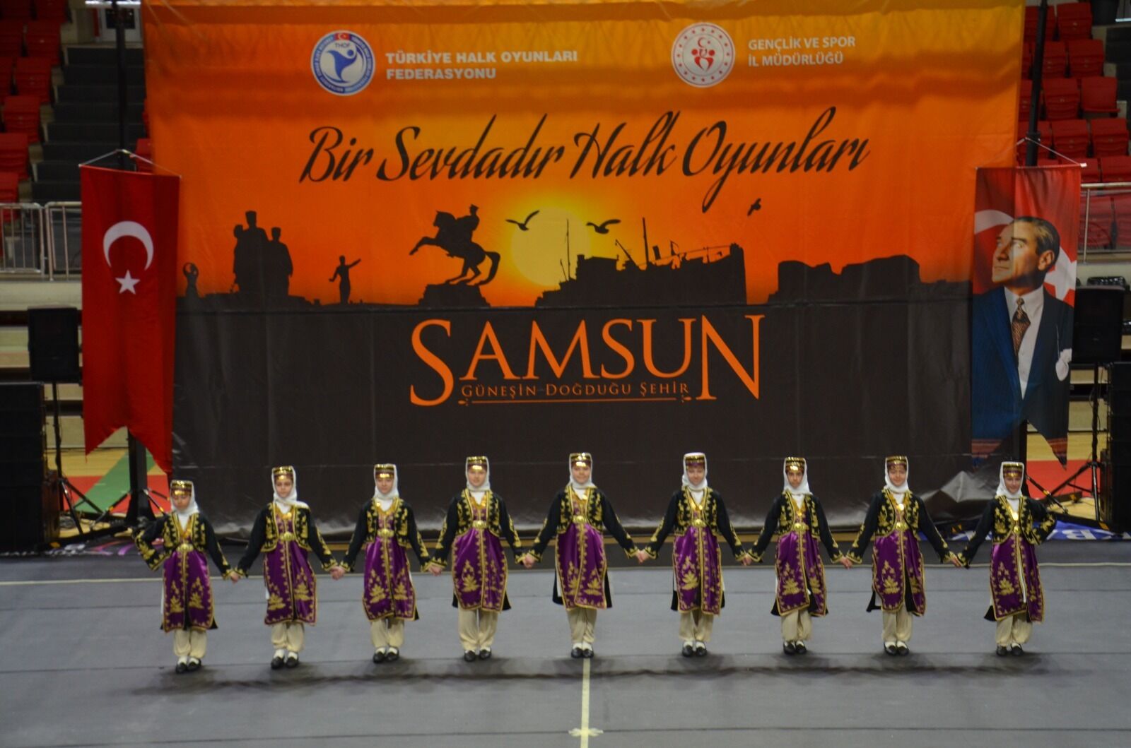 Samsun'da halk oyunları coşkusu! 550 sporcu sahnede