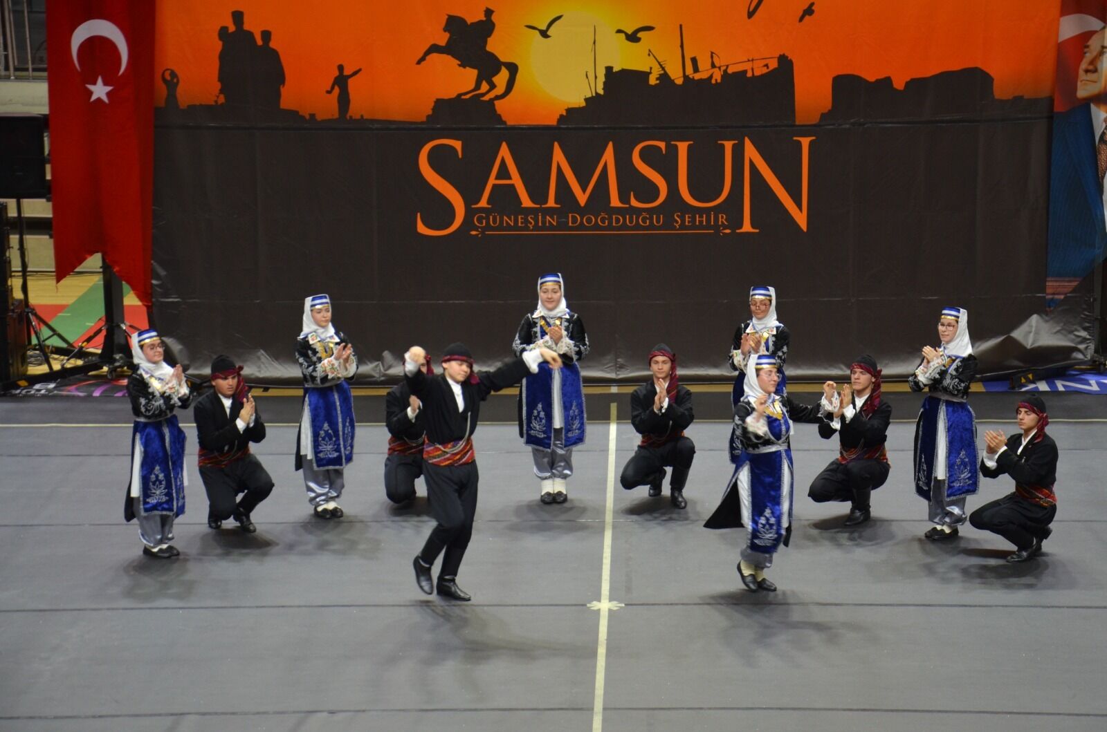 Samsun'da halk oyunları coşkusu! 550 sporcu sahnede