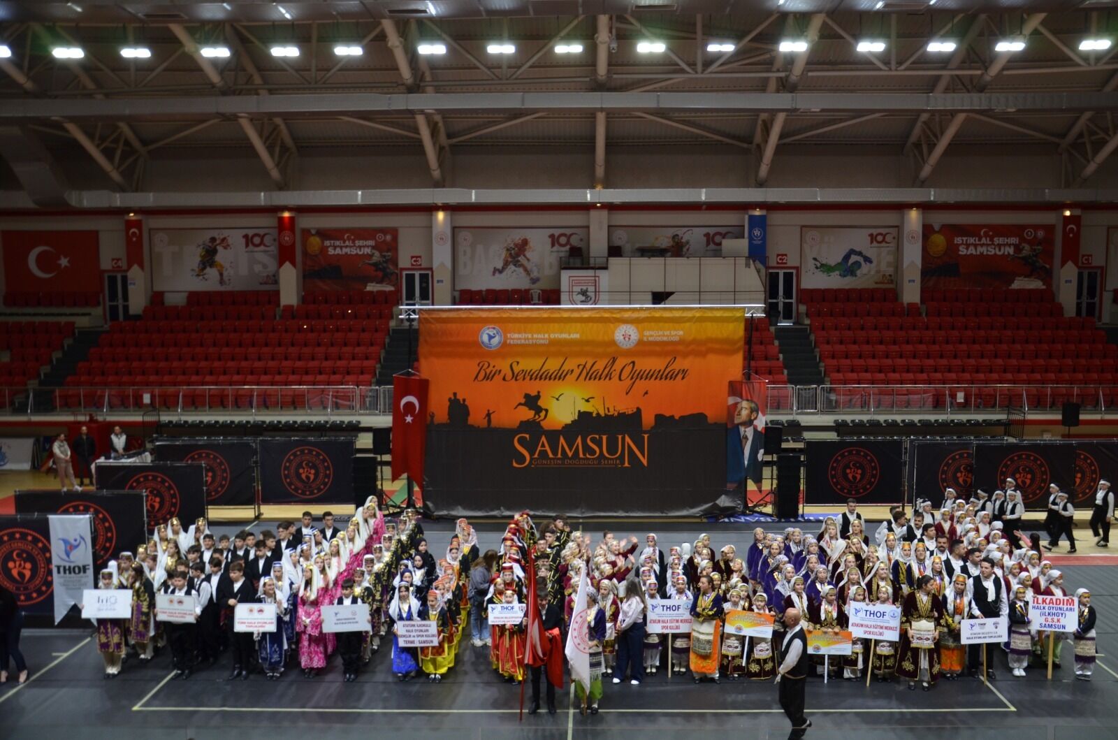 Samsun'da halk oyunları coşkusu! 550 sporcu sahnede