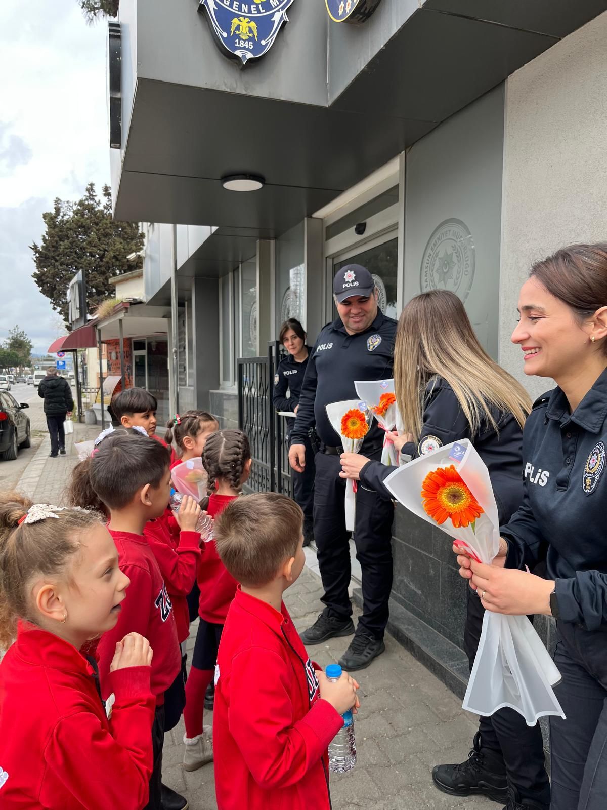 Samsun’da Zorlu Koleji’nden polislere anlamlı ziyaret