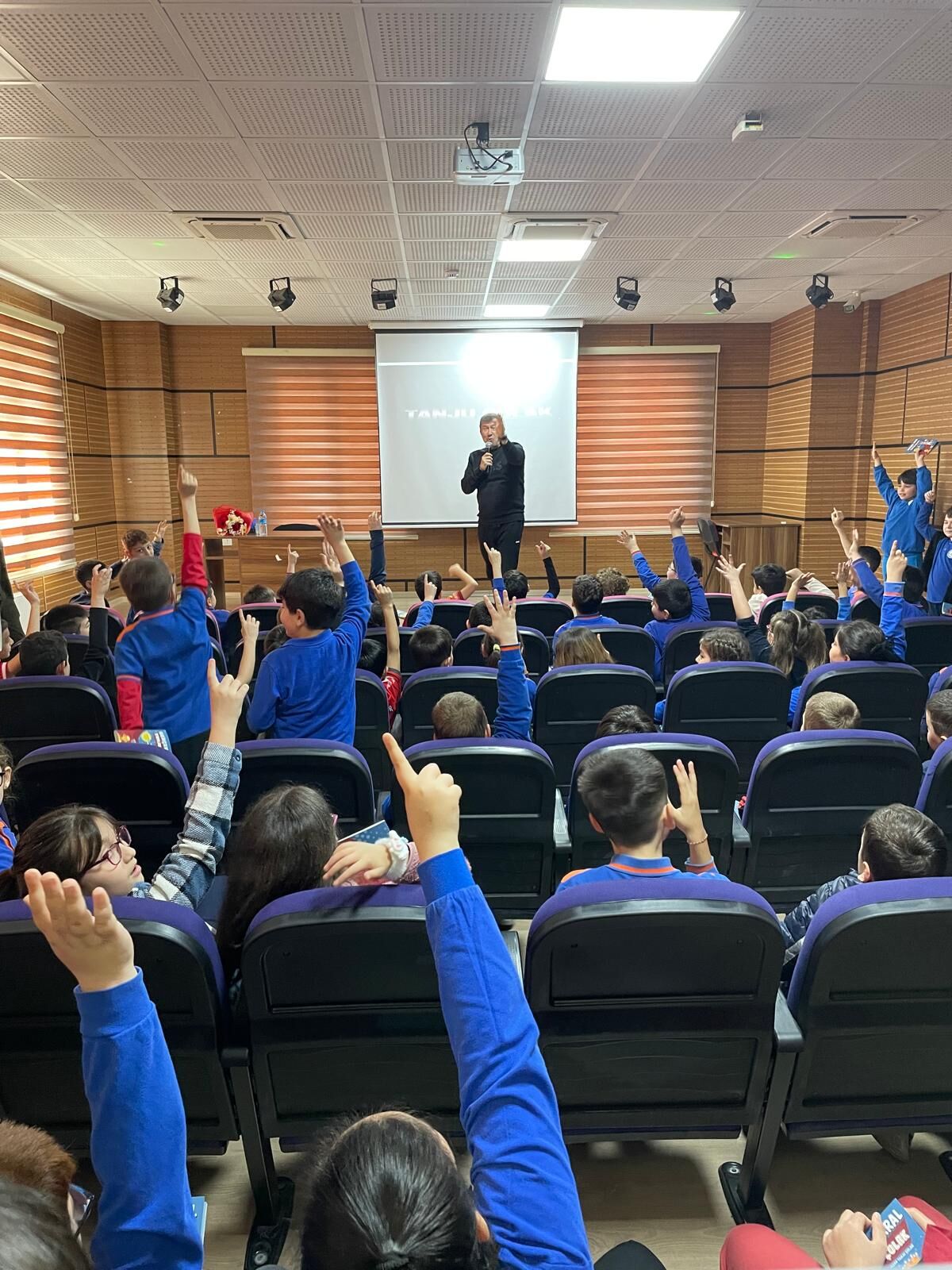 Efsane golcü Tanju Çolak Samsun'da öğrencilerle buluştu 