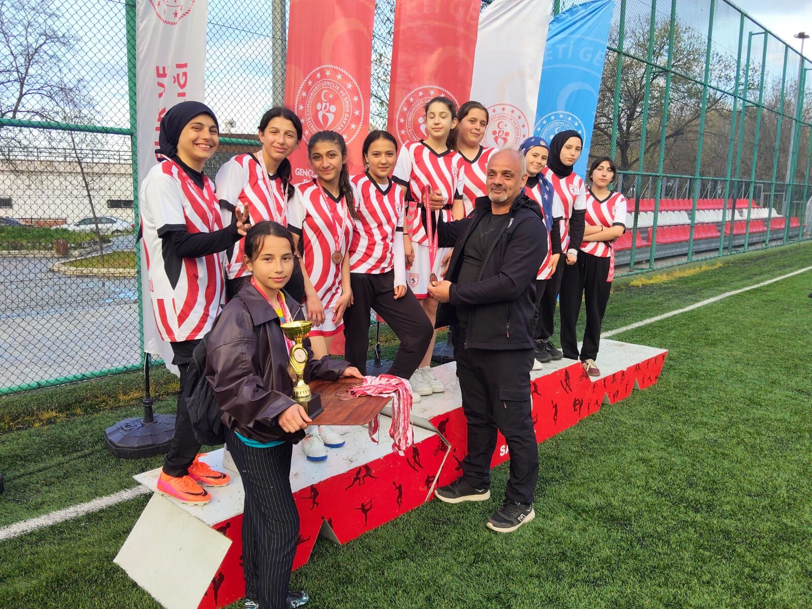 samsun haber Vezirköprü’de sporun yıldızı! Firdevs Yılmaz’dan çifte başarı