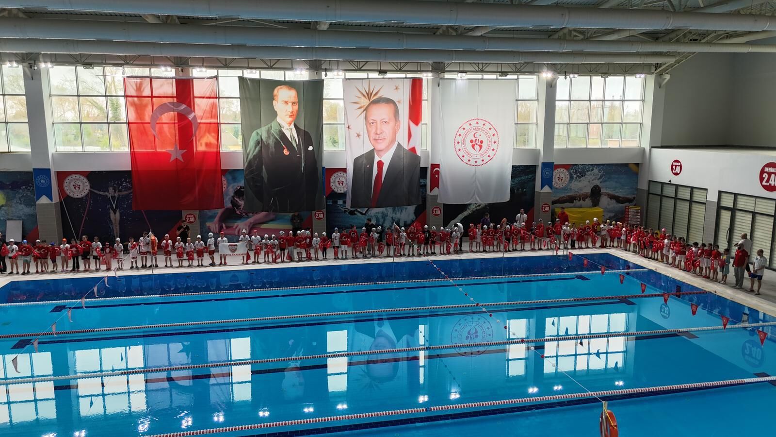 Minikler havuzda şov yaptı! Samsun’da yüzme şenliği heyecanı