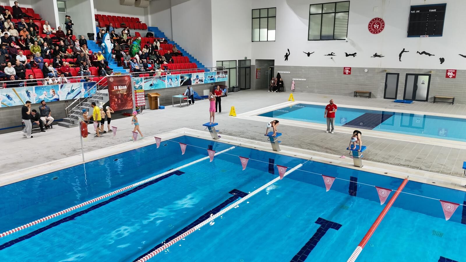 Minikler havuzda şov yaptı! Samsun’da yüzme şenliği heyecanı