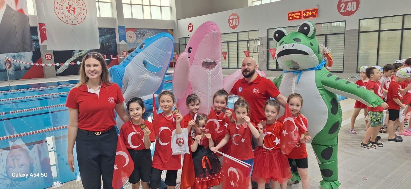 Minikler havuzda şov yaptı! Samsun’da yüzme şenliği heyecanı